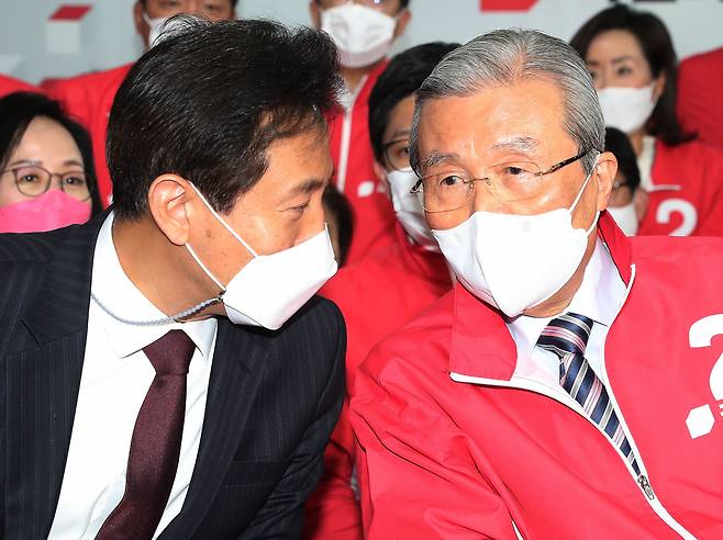 오세훈 국민의힘 서울시장 후보(왼쪽)가 7일 서울 여의도 국민의힘 중앙당사 개표상황실에서 방송3사(KBS,MBC,SBS) 공동 출구 조사 결과발표를 지켜보며 김종인 비상대책위원장과 대화하고 있다. [국회사진기자단]