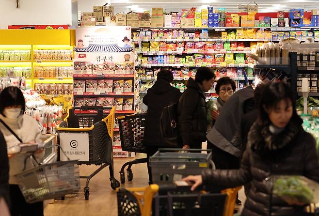 서울의 한 대형마트에서 시민들이 장을 보고 있다. [연합]