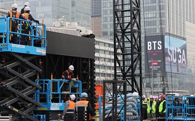 그룹 방탄소년단(BTS) 컴백 공연이 닷새 앞으로 다가온 16일 광화문광장에서 관계자들이 무대 설치 작업을 하고 있다. [연합]