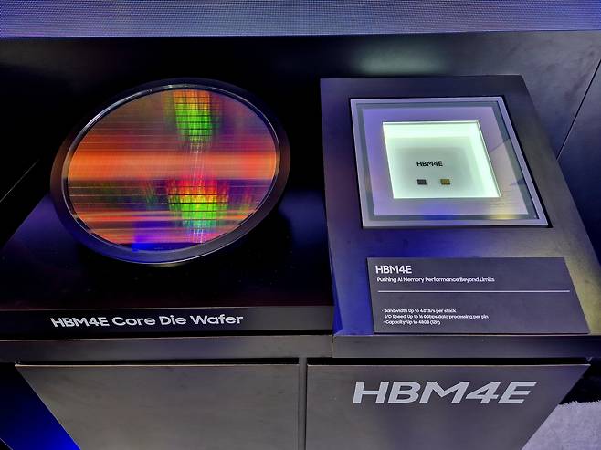 삼성전자가 16일(현지시간) 미국 캘리포니아 새너제이에서 개막한 엔비디아 GTC 2026에서 7세대 고대역폭 메모리(HBM4E)를 최초 공개했다. [삼성전자 제공]