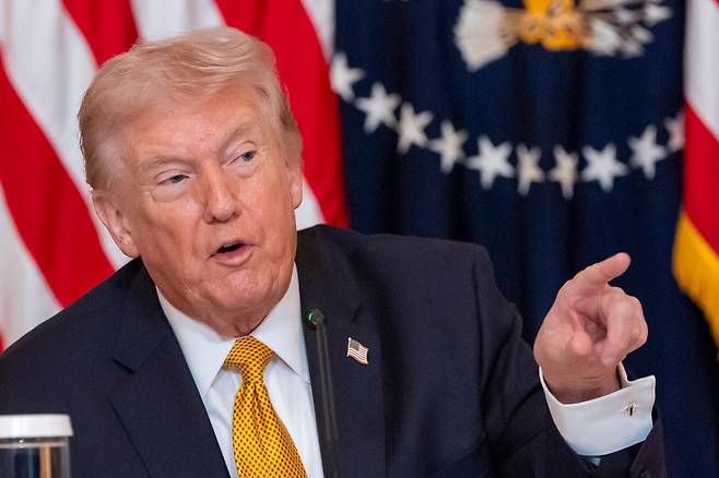 도널드 트럼프 미국 대통령이 16일(현지시간) 워싱턴 백악관 이스트룸에서 열린 존 F. 케네디 기념 공연예술센터 이사회 회의에서 연설하고 있다. [AP]