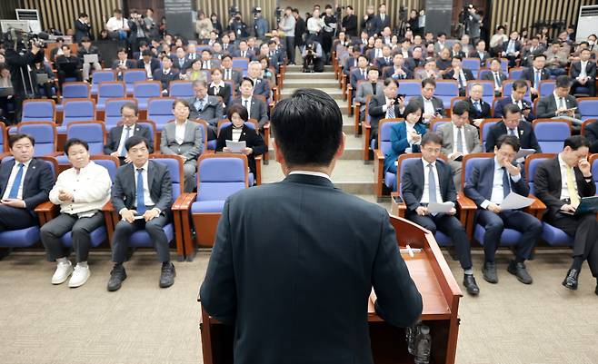 정청래 더불어민주당 정청래 대표가 17일 국회에서 열린 의원총회에 참석해 발언하고 있다. [연합]