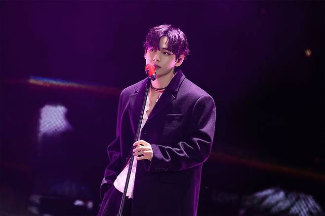 [서울=뉴시스] 방탄소년단 진 앙코르 팬콘서트에 게스트로 나온 뷔. (사진 = 빅히트 뮤직 제공) 2025.11.02. photo@newsis.com *재판매 및 DB 금지