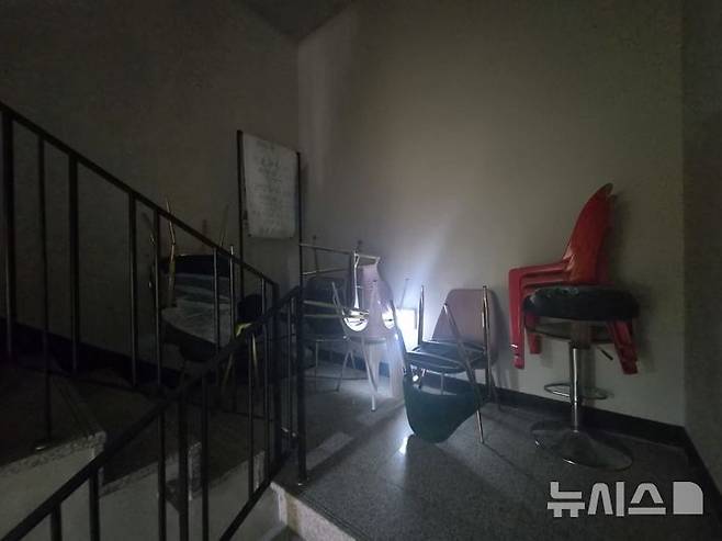 [서울=뉴시스] 조수원 기자 = 전날(16일) 찾은 서울 종로구 한 캡슐호텔 계단 주변에 의자 등 물건이 쌓여 있다. 2026.03.17. tide1@newsis.com