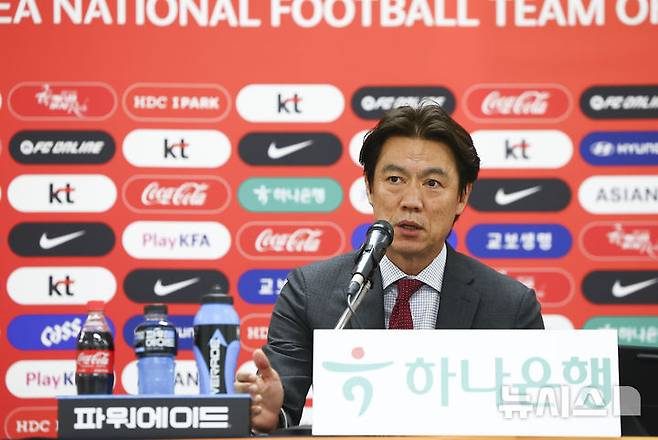 [천안=뉴시스] 김근수 기자 = 홍명보 대한민국 축구대표팀 감독이 16일 오후 충남 천안시 코리아 풋볼파크 스타디움에서 열린 남자 축구국가대표팀 3월 유럽원정 평가전 명단발표 기자회견에서 명단을 발표하고 있다. 2026.03.16. ks@newsis.com