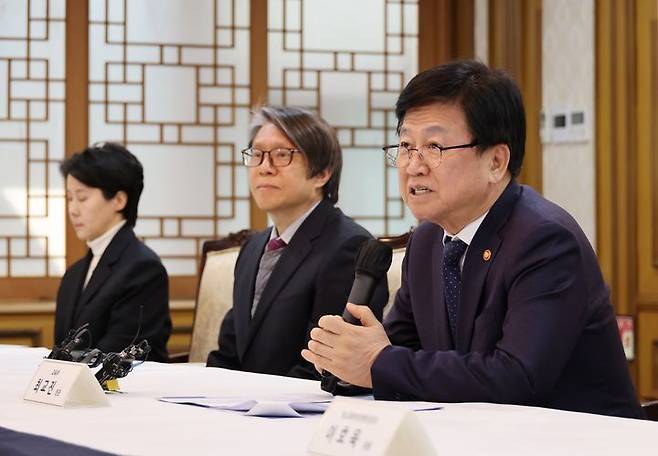 [서울=뉴시스]최교진 교육부 장관이 16일 서울정부청사에서 열린 제7기 학교폭력대책위원회 회의에 참석해 발언하고 있다. (사진 = 교육부) photo@newsis.com *재판매 및 DB 금지