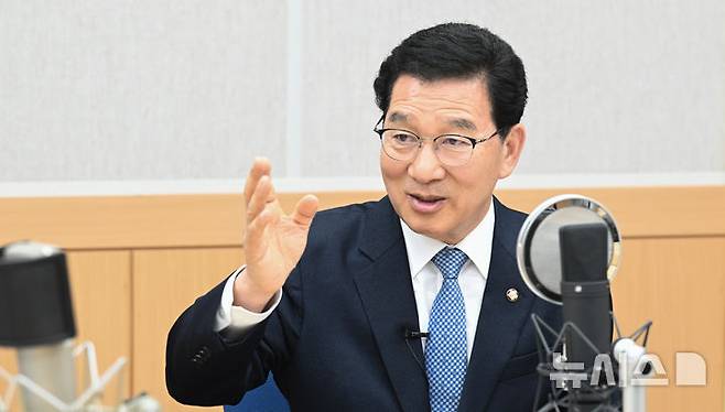 [광주=뉴시스] 변재훈 기자 = 사상 첫 전남광주통합특별시장을 뽑는 6·3지방선거에 출사표를 낸 신정훈 국회 행정안전위원장이 16일 오후 전남광주통합특별시장 출마예정자 초청 릴레이 인터뷰에서 질문에 답하고 있다. 2026.03.16. (사진=뉴시스DB) photo@newsis.com