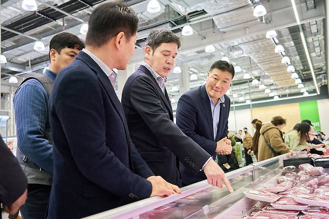 [서울=뉴시스] 정용진 신세계그룹 회장이 설 연휴를 일주일 앞둔 9일 인천 트레이더스 구월점을 찾아 축산 매장에서 상품을 살펴보고 있다. (사진=신세계그룹 제공)  *재판매 및 DB 금지