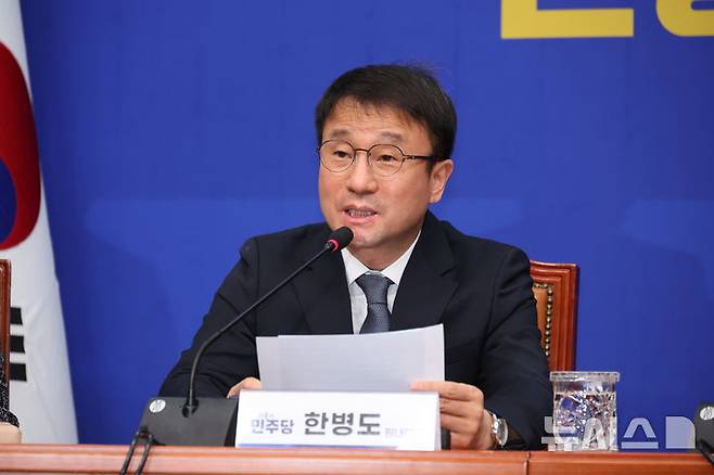 [서울=뉴시스] 김금보 기자 = 한병도 더불어민주당 원내대표가 17일 오전 서울 여의도 국회에서 검찰개혁 관련 긴급 기자회견을 하고 있다. 2026.03.17. kgb@newsis.com