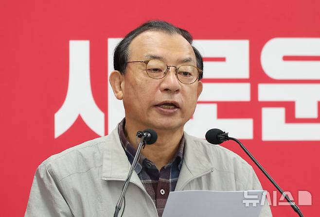 [서울=뉴시스] 김금보 기자 = 이정현 국민의힘 공천관리위원장이 16일 오전 서울 여의도 국민의힘 중앙당사에서 기자회견을 열고 김영환 충북도지사를 지방선거 공천 컷오프한다고 밝히고 있다. 2026.03.16. kgb@newsis.com