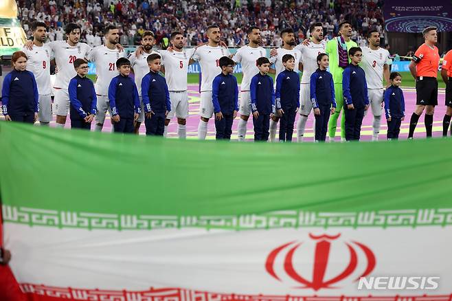[도하(카타르)=뉴시스] 백동현 기자 = 29일(현지시간) 오후 카타르 도하 알투마마 스타디움에서 열린 2022 카타르 월드컵 조별리그 B조 3차전 이란과 미국의 경기, 킥오프 전 이란 국가가 방송되고 있다. 2022.11.30. livertrent@newsis.com