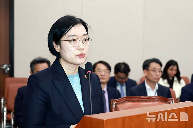[서울=뉴시스] 고승민 기자 = 한성숙 중소벤처기업부 장관이 지난 12일 서울 여의도 국회에서 열린 산업통상자원중소벤처기업위원회 전체회의에서 법안 통과에 대한 인사말을 하고 있다. 2026.03.17. kkssmm99@newsis.com