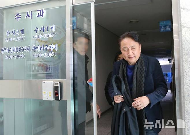 [청주=뉴시스] 서주영 기자 = 돈 봉투 수수, 산막 뇌물 혐의를 받고 있는 김영환 충북지사가 21일 충북경찰청에서 2차 소환 조사를 받은 뒤 나오고 있다. 2025.12.21. juyeong@newsis.com