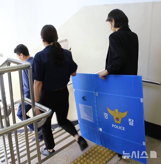 [청주=뉴시스] 서주영 기자 = 충북경찰청 관계자들이 21일 김영환 충북지사의 돈봉투 수수의혹과 관련해 집무실 압수수색을 끝낸 뒤 철수하고 있다. 2025.08.21. juyeong@newsis.com