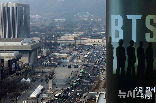 [서울=뉴시스] 김진아 기자 = 방탄소년단(BTS)의 서울 광화문광장 컴백 공연을 닷새 앞둔 16일 오전 서울 종로구 광화문광장에서 무대 설치 작업이 진행되고 있다. 2026.03.16. bluesoda@newsis.com
