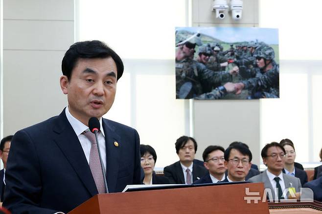 [서울=뉴시스] 고승민 기자 = 안규백 국방부 장관이 17일 서울 여의도 국회에서 열린 국방위원회 전체회의에서 업무보고를 하고 있다. 2026.03.17. kkssmm99@newsis.com