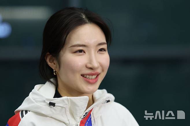 [인천공항=뉴시스] 권창회 기자 = 쇼트트랙 김길리가 17일 2026 국제빙상경기연맹(ISU) 쇼트트랙 세계선수권대회를 마치고 인천국제공항 제1여객터미널을 통해 귀국해 인터뷰 하고 있다. 2026.03.17. kch0523@newsis.com