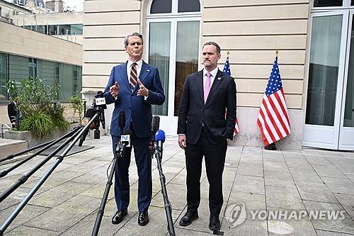 협상결과 설명하는 베선트 장관(왼쪽)과 그리어 대표 [연합뉴스 제공]