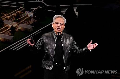 기조연설하는 젠슨 황 젠슨 황 엔비디아 최고경영자(CEO)가 16일(현지시간) 미국 캘리포니아주 새너제이의 SAP센터에서 연례 개발자회의 'GTC 2026'의 기조연설을 하고 있다. [AP=연합뉴스 제공]