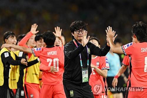 여자 축구대표팀 신상우 감독과 선수들 [EPA=연합뉴스]