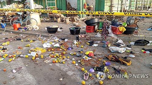 현지 시간 17일 나이지리아 마이두구리시의 시장에 전날 폭발과 관련해 폴리스라인이 설치돼 있다.[AP=연합뉴스 자료사진 제공]