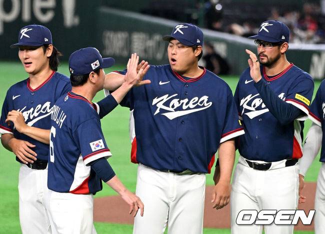 [OSEN=도쿄(일본), 손용호 기자] 9일 일본 도쿄돔에서 월드베이스볼클래식(WBC) 조별리그 C조 한국과 호주의 경기가&nbsp;열렸다.C조는 일본이 3승으로 조 1위를 확정, 8강에 진출했다. 호주가 2승 1패, 대만이 2승 2패, 한국이 1승 2패, 체코는 3패다.한국 WBC 대표팀이 8강에 진출하려면 호주에 2점 이하로 실점하면서 5점 차 이상으로 승리해야만 한다.경기에 앞서 한국 류현진이 류지현 감독과 하이파이브를 하고 있다.  2026.03.09&nbsp;/spjj@osen.co.kr