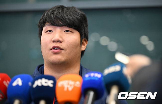 [OSEN=인천공항, 조은정 기자]월드베이스볼클래식(WBC)에 출전한 한국&nbsp;대표팀이 16일 인천국제공항을 통해 마이애미에서 귀국했다. 야구 대표팀 문보경이 인터뷰를 하고 있다. 2026.03.16 /cej@osen.co.kr