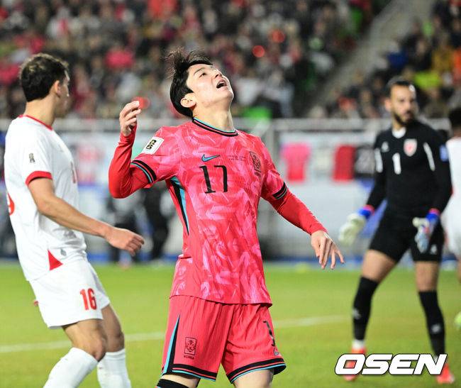 [OSEN=수원, 지형준 기자] 25일 오후 수원월드컵경기장에서 2026 국제축구연맹(FIFA) 북중미 월드컵 아시아지역 3차 예선 B조 8차전 한국과 요르단의 경기가 열렸다.현재 4승 3무(승점 15)로 무패 행진 중이지만, 아직 방심할 수 없는 상황이다. 10차전 쿠웨이트전(홈) 이전에 월드컵 본선 진출을 확정하려면 8차전 요르단전 승리 후 9차전 이라크전(원정)까지 이겨야 한다.후반 대한민국 양민혁이 크로스가 수비에 걸리자 아쉬워하고 있다. 2025.03.25 / jpnews@osen.co.kr