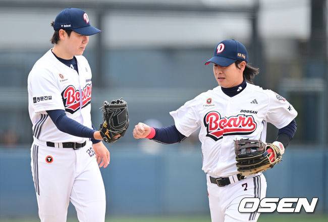 [OSEN=이천, 최규한 기자] 15일 경기도 이천 두산베어스파크에서 ‘2026 신한 SOL KBO리그’ 시범경기 두산 베어스와 삼성 라이온즈의 경기가 열렸다.홈팀 두산은 최승용, 방문팀 삼성은 임기영을 선발로 내세웠다.1회초 1사 1루 상황 삼성 류지혁을 병살타로 이끈 두산 선발 최승용이 유격수 박찬호와 인사를 나누고 있다. 2026.03.15 / dreamer@osen.co.kr