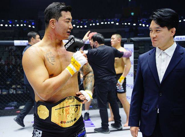 ‘로드FC 두 체급 챔피언’ 김태인(33, 로드FC 김태인짐)이 부상을 이겨내고 타이틀 방어에 성공했다. / 로드FC