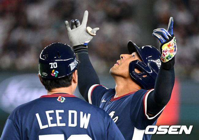 [OSEN=도쿄(일본), 손용호 기자] 7일 일본 도쿄돔에서 2026 월드베이스볼클래식(WBC) 조별리그 C조 대한민국과 일본의 경기가&nbsp;열렸다.한국은 잠수함 고영표, 일본은 좌완 기쿠치 유세이를 선발로 내세웠다. WBC에서 2006년 4강, 2009년 준우승을 차지한 한국은 이후 3개 대회(2013년, 2017년, 2023년)에서 연달아 1라운드를 통과하지 못하고 있다. 이번 대회에서는 8강 토너먼트 복귀를 목표로 대회에 임하고 있다. 지난 5일 체코와의 첫 경기에서는 11-4로 대승을 거두며 좋은 출발을 했다.&nbsp;3회초 무사에서 한국 저마이 존스가 좌전 안타를 날리고 세리머니를 하고 있다. 2026.03.07&nbsp;/spjj@osen.co.kr