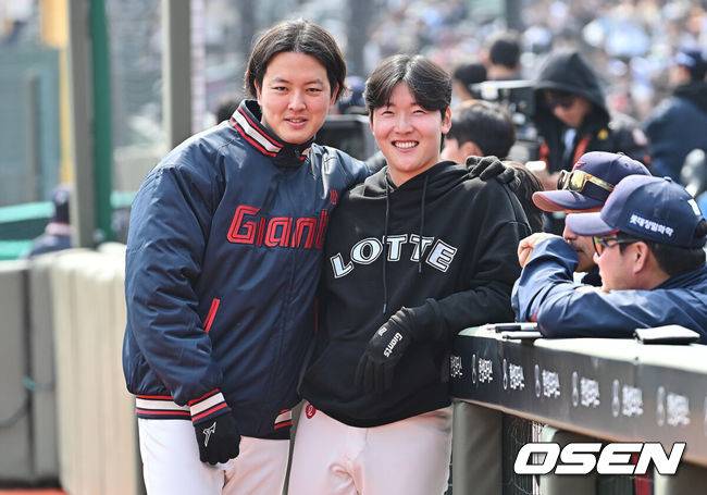 [OSEN=부산, 이석우 기자] 롯데 자이언츠 김원중, 최준용 / foto0307@osen.co.kr