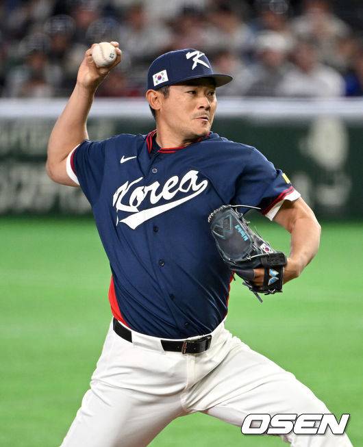 [OSEN=도쿄(일본), 손용호 기자] 9일 일본 도쿄돔에서 월드베이스볼클래식(WBC) 조별리그 C조 한국과 호주의 경기가&nbsp;열렸다.C조는 일본이 3승으로 조 1위를 확정, 8강에 진출했다. 호주가 2승 1패, 대만이 2승 2패, 한국이 1승 2패, 체코는 3패다.한국 WBC 대표팀이 8강에 진출하려면 호주에 2점 이하로 실점하면서 5점 차 이상으로 승리해야만 한다.2회말 무사에서 한국 노경은이 역투하고 있다. 2026.03.09&nbsp;/spjj@osen.co.kr