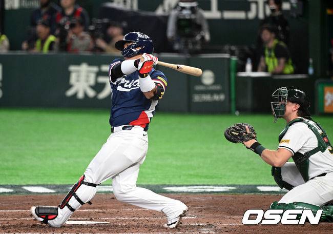 [OSEN=도쿄(일본), 손용호 기자] 9일 일본 도쿄돔에서 월드베이스볼클래식(WBC) 조별리그 C조 한국과 호주의 경기가&nbsp;열렸다.C조는 일본이 3승으로 조 1위를 확정, 8강에 진출했다. 호주가 2승 1패, 대만이 2승 2패, 한국이 1승 2패, 체코는 3패다.한국 WBC 대표팀이 8강에 진출하려면 호주에 2점 이하로 실점하면서 5점 차 이상으로 승리해야만 한다.6회초 1사에서 한국 박동원이 좌월 2루타를 치고 있다. 2026.03.09&nbsp;/spjj@osen.co.kr
