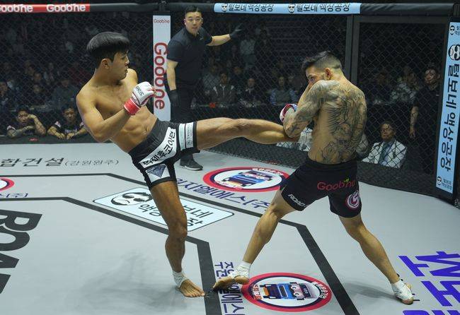 ‘로드FC&nbsp;라이트급 최연소 챔피언’&nbsp;박시원이 브라질 챔피언을 꺾고&nbsp;‘웰터급 챔피언’&nbsp;윤태영을 콜아웃 했다. / 로드FC