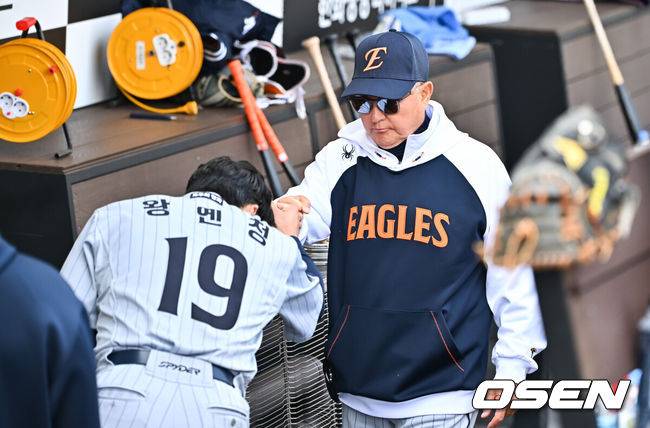 [OSEN=대전, 박준형 기자] 17일 오후 대전 한화생명볼파크에서 2026 신한 SOL KBO 리그 시범경기 한화 이글스와 두산 베어스의 경기가 진행됐다.전날 경기에서는 두산이 한화를 상대로 8-4 승리를 거뒀다.5회초 1사 한화 김경문 감독이 교체된 왕옌청 선발투수와 하이파이브를 하고 있다.     2026.03.17 / soul1014@osen.co.kr