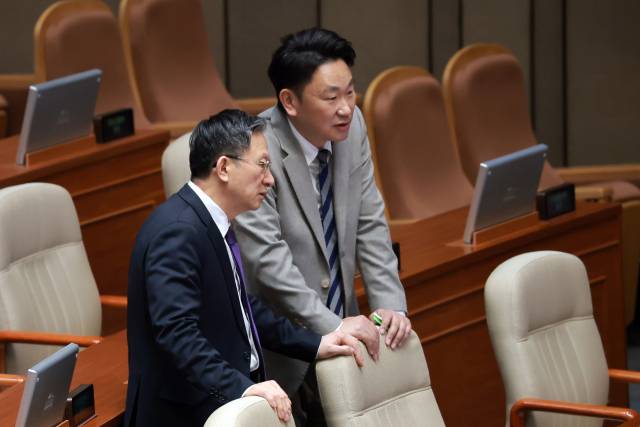 ▲더불어민주당 곽상언 의원과 정성호 법무부 장관이 지난달 25일 국회 본회의장에서 대화하고 있다. ⓒ연합뉴스