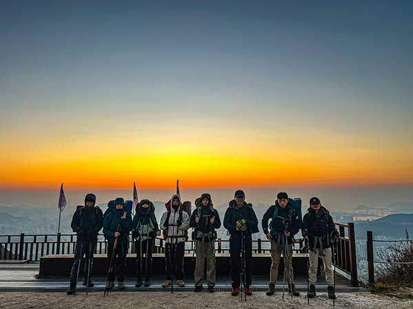 지난해 12월 1차 훈련 중 무박산행을 한 뒤 부산 백양산 애진봉에서 맞이한 일출.