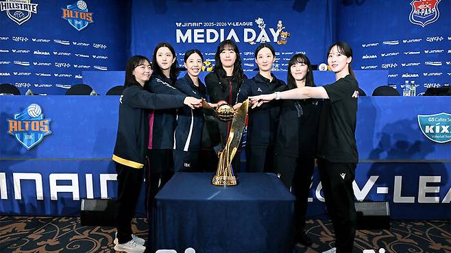 프로배구 2025-2026 V리그 미디어데이에 참석한 여자 선수들