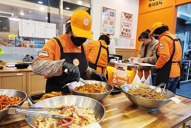 대구 달서구 백세밥상에서 어르신 직원들이 일회용 플라스틱 포장 용기에 반찬을 담고 있다. 김덕용 기자