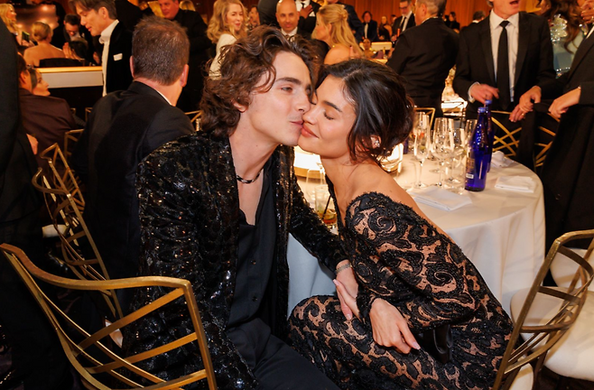 2025년 미국 '제82회 골든글로브 시상식'에 참석한 (오른쪽부터) 카일리 제너(Kylie Jenner)와 티모시 샬라메(Timothee Chalamet). 골든글로브 공식 SNS