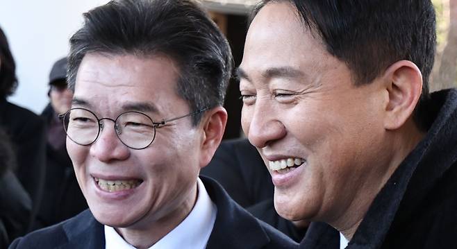 인사하는 오세훈 시장과 정원오 성동구청장 - 오세훈 서울시장(오른쪽)과 정원오 성동구청장이 새해 첫날인 1일 서울 동작구 국립서울현충원에서 현충탑에 참배를 마친 뒤 인사하고 있다. 2026.1.1 연합뉴스