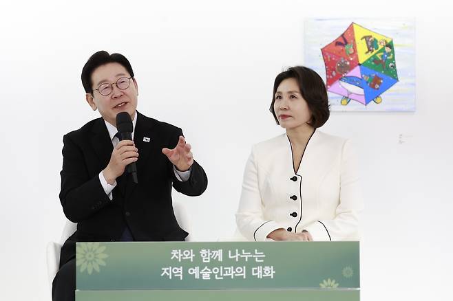 이재명 대통령과 김혜경 여사가 15일 경남 창원시 창동예술촌 아트센터에서 창원 지역예술인과 차담회를 하고 있다. 청와대통신사진기자단