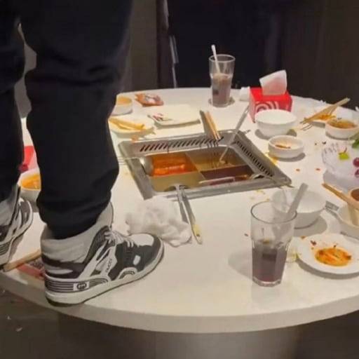 한 남성이 훠궈 음식점인 하이디라오에서 냄비에 소변을 보고 있다. 웨이보 갈무리