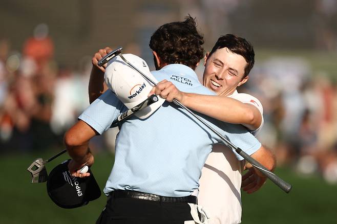 캐머런 영(왼쪽)이 15일(현지 시간) 미국 플로리다주 폰테베드라비치의 TPC 소그래스 더플레이어스 스타디움코스에 끝난 PGA 투어 플레이어스 챔피언십에서 우승을 차지한 후 함께 플레이를 펼친 맷 피츠패트릭으로부터 축하를 받고 있다. AFP연합뉴스