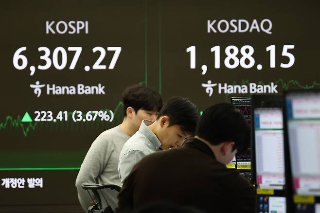 코스피 지수 6307.27에 장을 마감한 지난 2월26일 서울의 한 주식 거래소. ⓒ연합뉴스