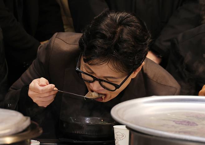 3월7일 한동훈 전 국민의힘 대표가 부산 북구 구포시장의 한 국밥집을 찾아 국밥을 먹고 있다. ⓒ연합뉴스