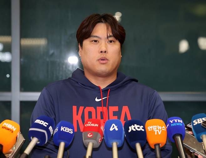 제6회 월드베이스볼클래식에 참가한 야구 대표팀 류현진이 16일 오전 인천국제공항을 통해 귀국한 뒤 취재진과 인터뷰를 하고 있다. 류현진은 이번 대회를 끝으로 국가대표 은퇴를 선언했다. 인천국제공항|뉴시스