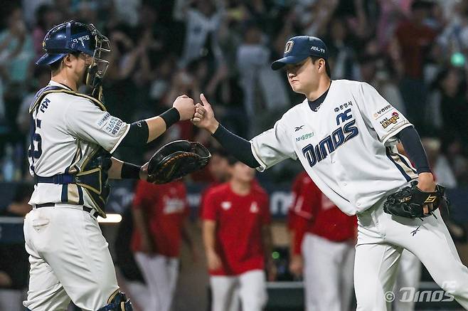 NC 임지민(오른쪽)은 평균 152㎞의 빠른 공을 던지는 우완투수다. 그는 팀의 차기 마무리투수로 낙점받을 만큼 가파른 성장세를 보이고 있다. 사진제공｜NC 다이노스