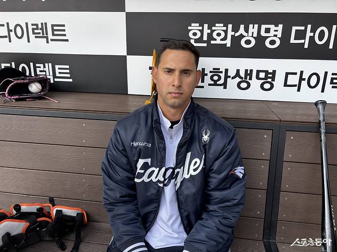 한화 윌켈 에르난데스가 17일 대전한화생명볼파크서 인터뷰를 마친 뒤 포즈를 취하고 있다. 대전｜강산 기자 posterboy@donga.com